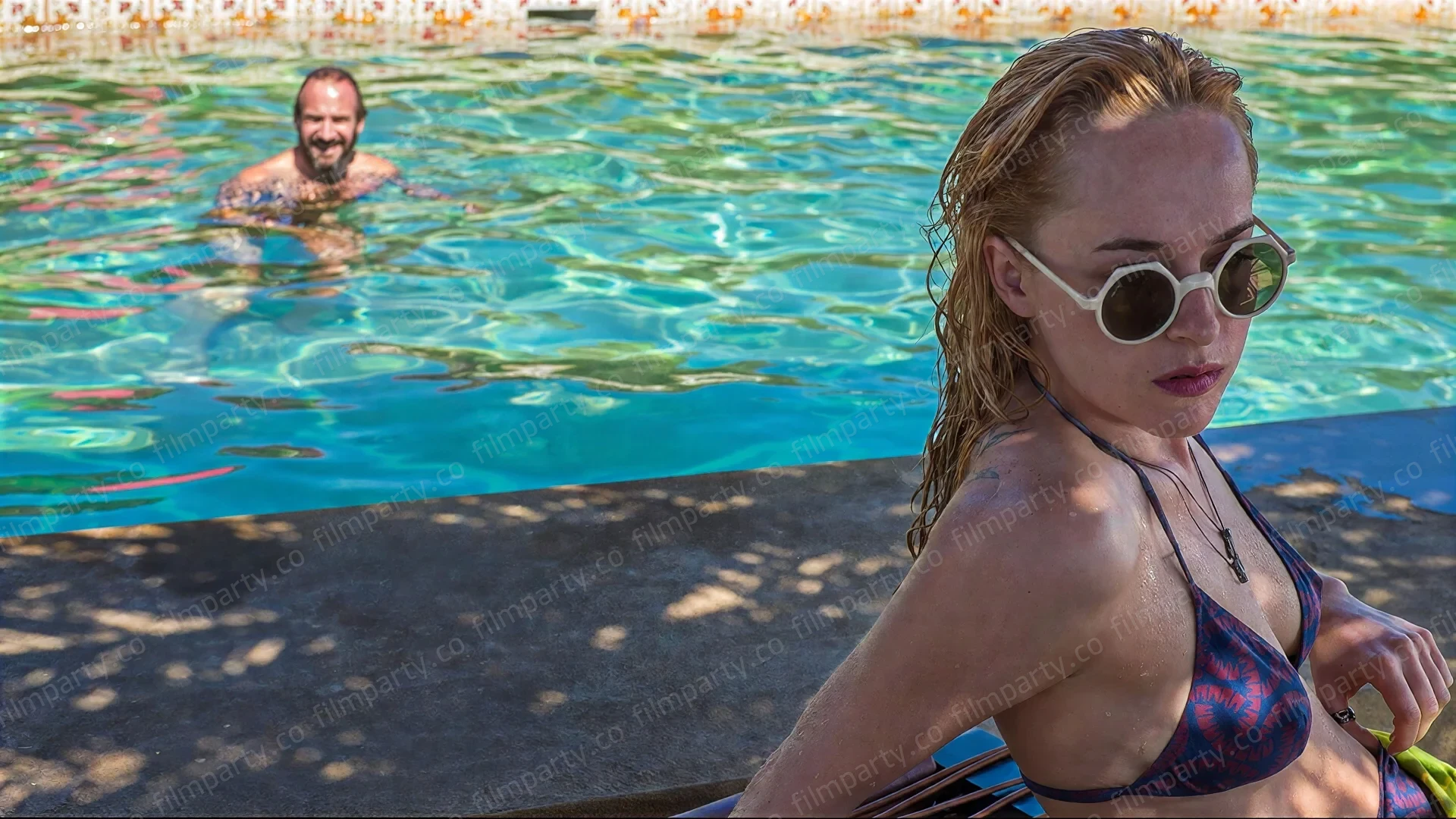 پوستر فیلم شیرجهٔ بزرگ‌تر (A Bigger Splash 2015) - تماشای آنلاین و دانلود از فیلم پارتی